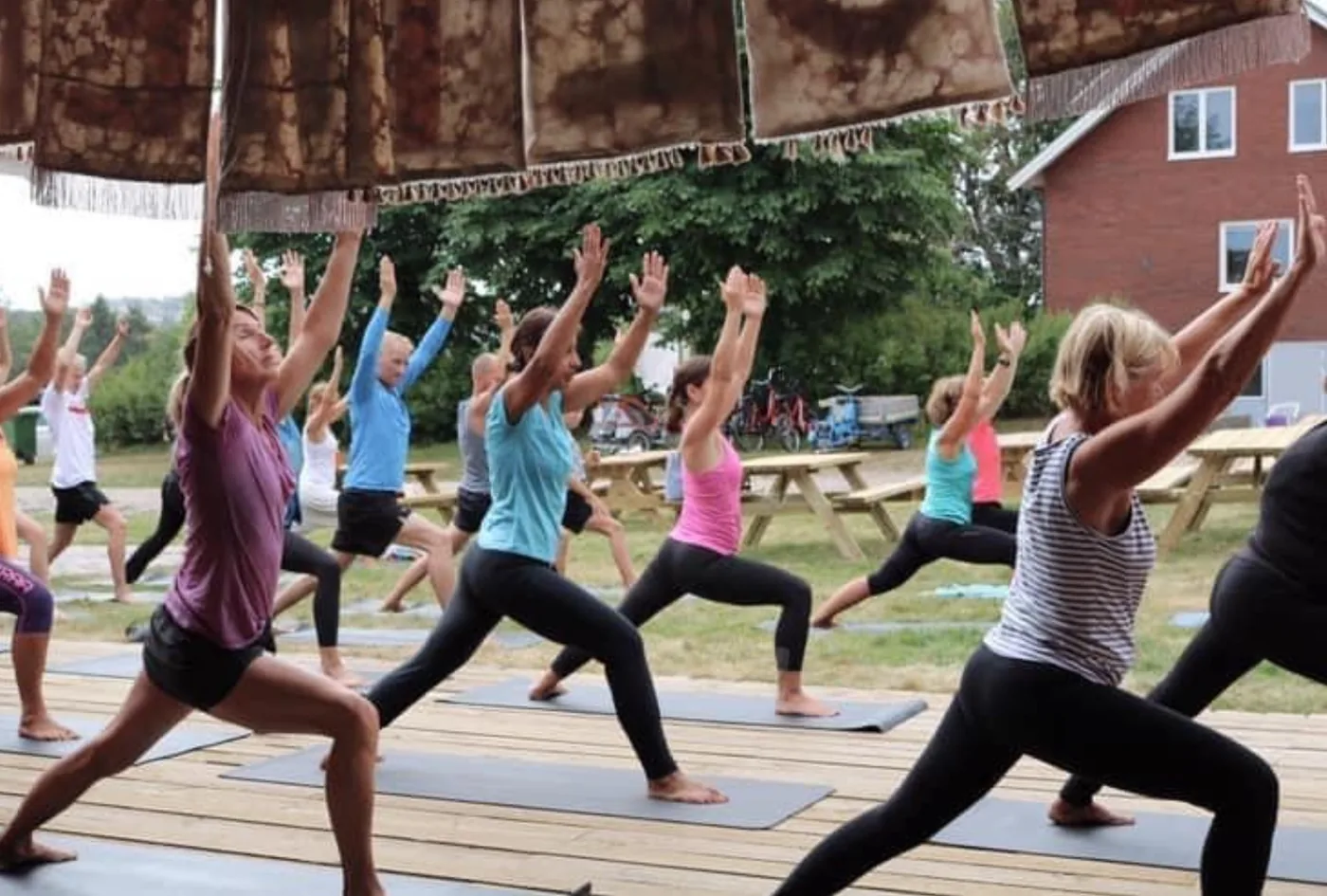 Yogapass utomhus på trädäcket vid ladan