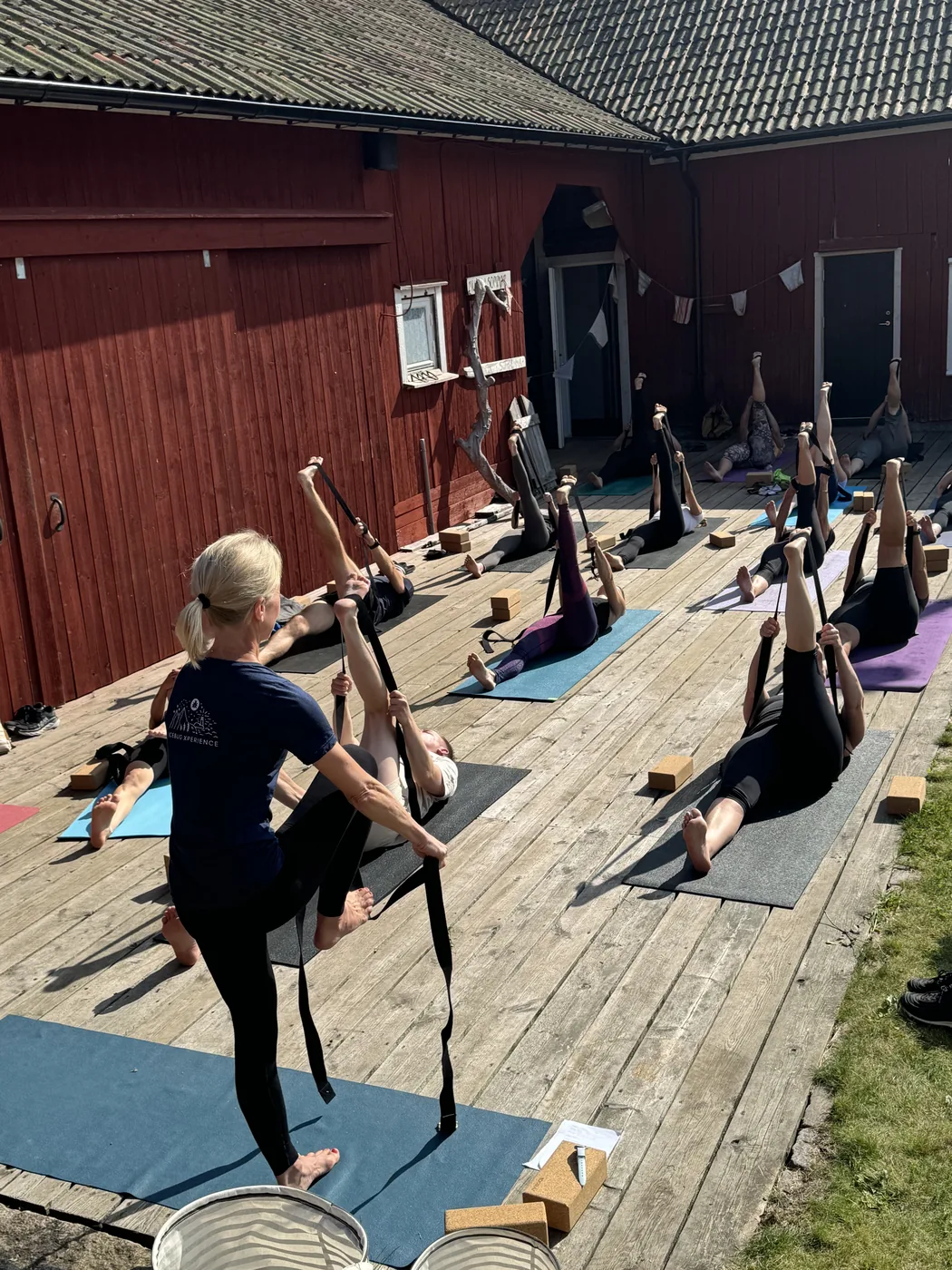 Yogapass på trädäcket i solen