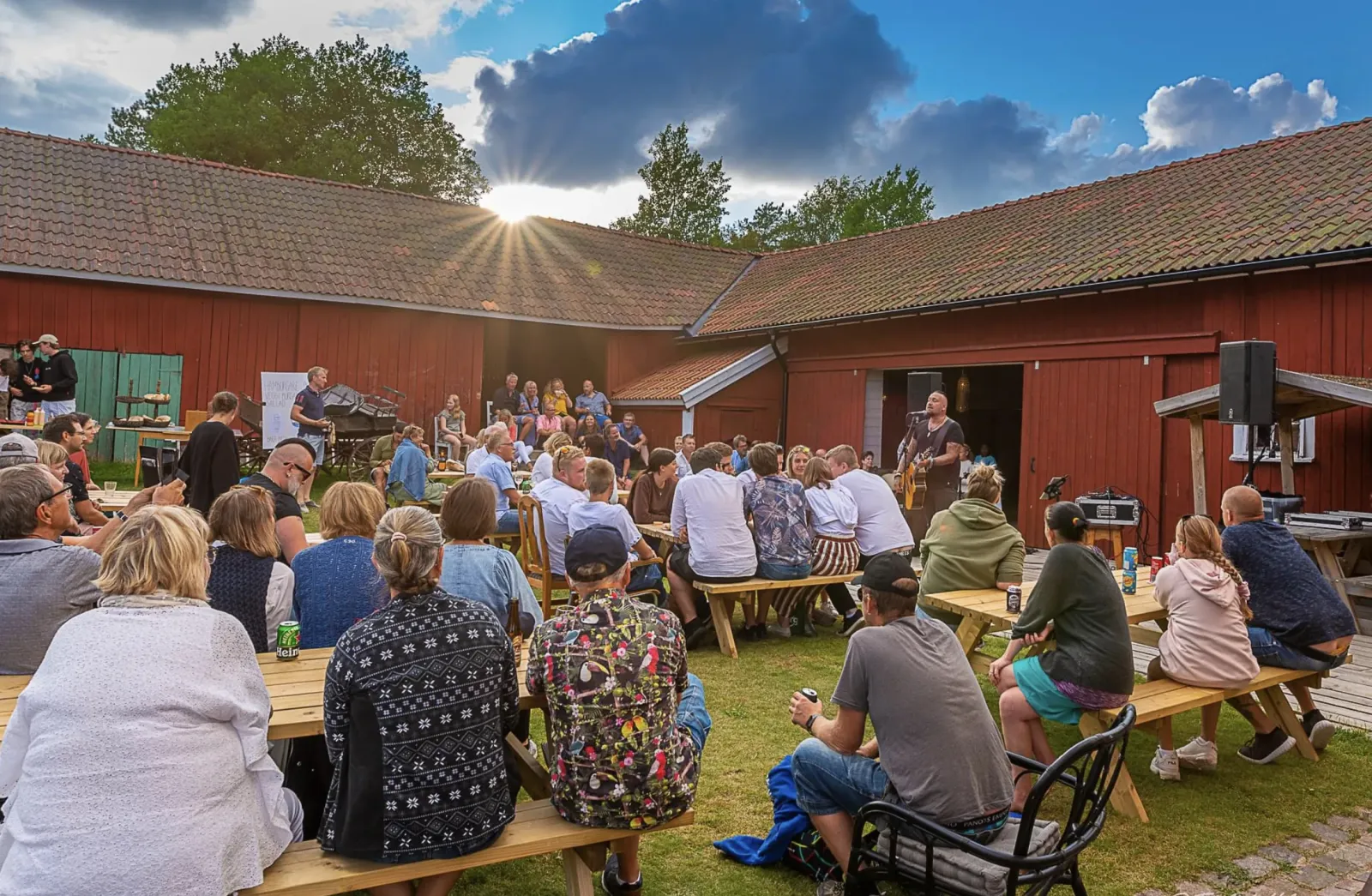 Sommarkväll med livemusik och gäster på gårdsplanen