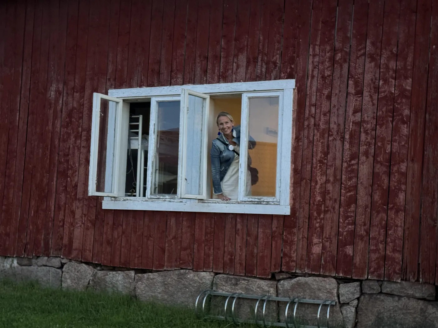 Välkomnande blick genom ett öppet fönster i den röda ladan