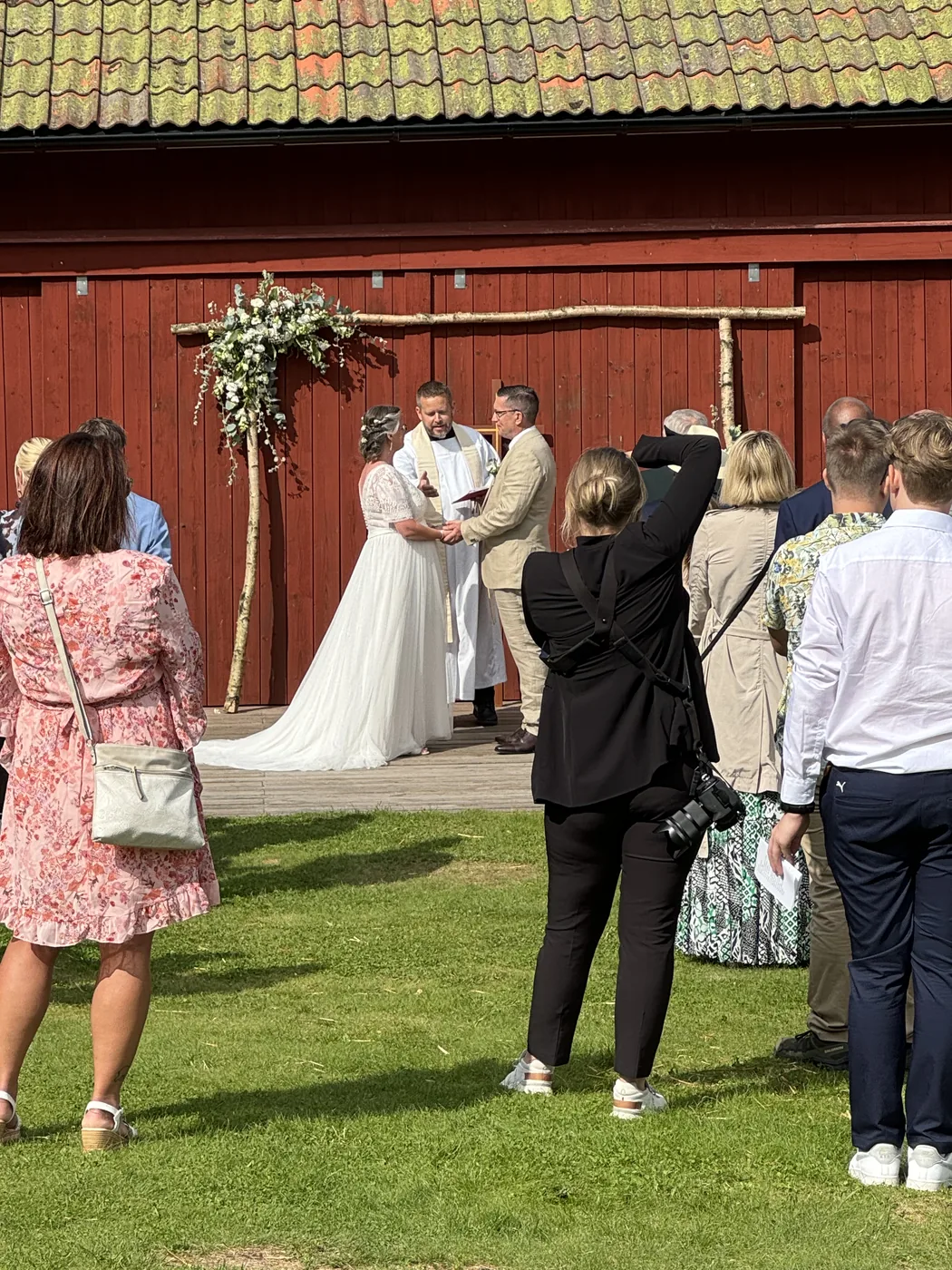Utomhusvigsel framför ladan