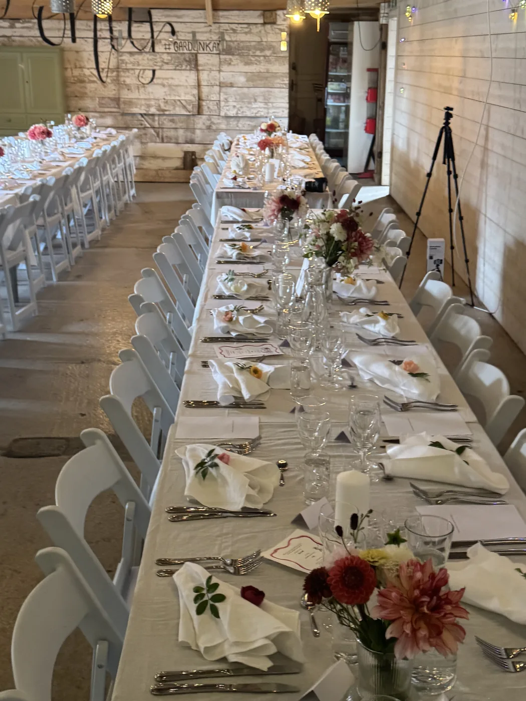 Långbord dukat med blommor och glas